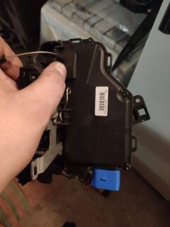 Ремонт замка (передний правый) VW Golf Mk5