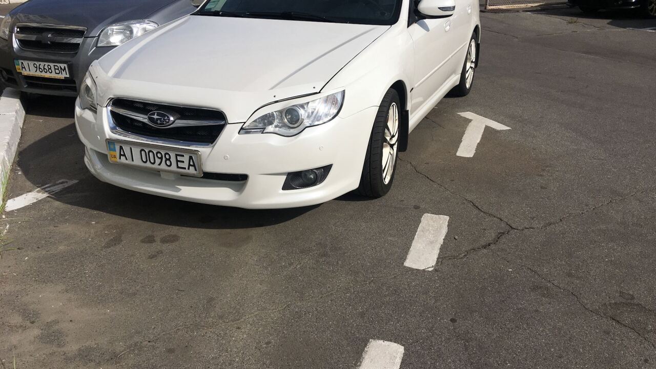 Субару Легаси Белая