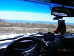 Стоишь на берегу и чувствуешь соленый запах ветра, что веет с моря. И веришь, что свободен ты, и жизнь лишь началась. image #1